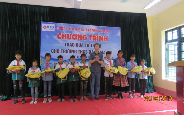 Tổng giám đốc Công ty VTD chụp ảnh kỉ niệm cùng các bé tại Trường THCS